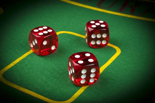 Conceito de risco - jogar dados em uma mesa de jogo verde. A jogar um jogo com dados. Rolos de dados de casino vermelho. Rolando o conceito de dados para risco de negócios, chance, boa sorte ou jogo — Fotografia de Stock