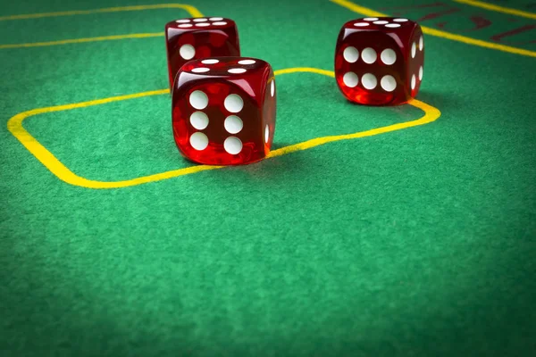 Концепція ризику - гра в кістки на зеленому ігровому столі. Гра з кістками. Червоні кості казино рулони. Концепція котиків для бізнес-ризиків, шансів, удачі чи азартних ігор — стокове фото