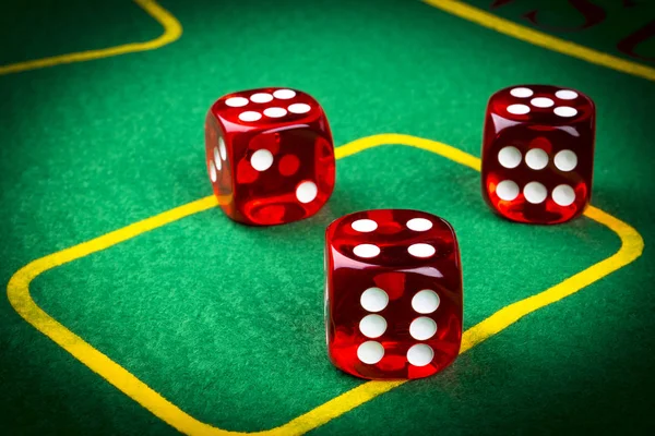 Risico concept - spelen dobbelstenen op een groene speeltafel. Het spelen van een spel met dobbelstenen. Rode casino dobbelstenen rollen. Rollen de dobbelstenen concept voor bedrijfsrisico, kans, veel geluk of gokken — Stockfoto