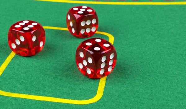 Conceito de risco - jogar dados em uma mesa de jogo verde. A jogar um jogo com dados. Rolos de dados de casino vermelho. Rolando o conceito de dados para risco de negócios, chance, boa sorte ou jogo — Fotografia de Stock