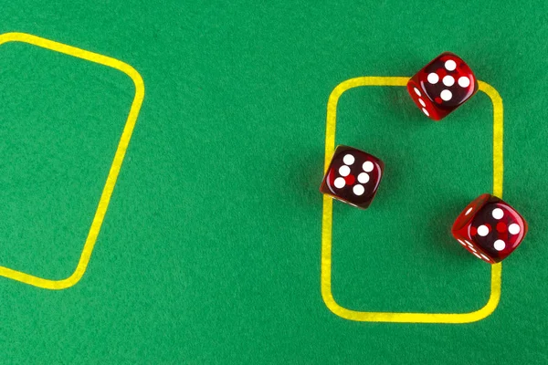 Risico concept - spelen dobbelstenen op een groene speeltafel. Het spelen van een spel met dobbelstenen. Rode casino dobbelstenen rollen. Rollen de dobbelstenen concept voor bedrijfsrisico, kans, veel geluk of gokken — Stockfoto