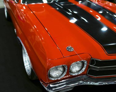 Bir büyük retro Amerikan kas araba Chevrolet Camaro Ss. araba dış detayları önden görünümü