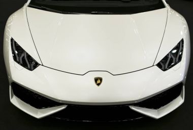 Beyaz lüks sportcar Lamborghini Huracan Lp 610-4 önden görünümü. Araba dış detaylar.