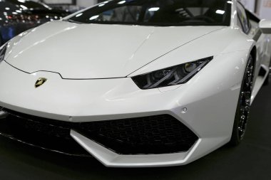 Beyaz lüks sportcar Lamborghini Huracan Lp 610-4 önden görünümü. Araba dış detaylar