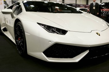 Beyaz lüks sportcar Lamborghini Huracan Lp 610-4 önden görünümü. Araba dış detaylar
