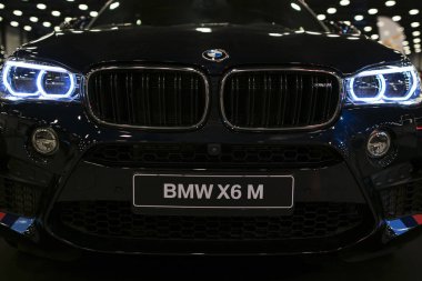 BMW X6m 2017. Modern spor araba Far. Lüks spor araba önden görünümü. Araba dış detaylar. 