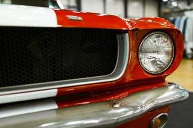 Önden Görünümü klasik retro Ford Mustang Gt.Car dış detayları. Retro bir araba Far.