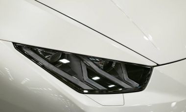 Modern spor araba Far. Araba açık ışıkları. Modern araba dış detaylar