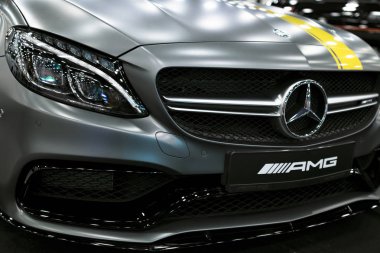 Önden Görünüm bir Mercedes Benz C 63s Coupe 2017. Ön far. Mat koyu renk. Araba dış detaylar