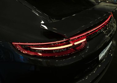  Arkadan görünüşü bir Porsche Panamera Turbo 2017. Arka Far. Araba dış detaylar. 