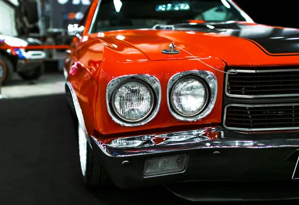 Vista frontal de um grande retro americano músculo carro Chevrolet Camaro SS. Detalhes exteriores do carro — Fotografia de Stock