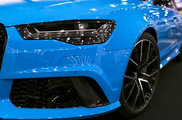 Фронтальний вид синій сучасну розкіш синій спортивний автомобіль Audi Rs 6 Авант Quattro 2017 року. Зовнішні деталі автомобіля. — стокове фото