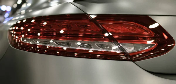 Lüks spor otomobil. Vücut yansımaları geri. Bir spor araba arkadan görünüm. Modern spor araba dış detaylar.