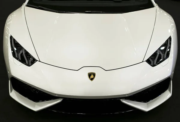 Vista frontal de um carro esportivo de luxo branco Lamborghini Huracan LP 610-4. Detalhes exteriores do carro . — Fotografia de Stock