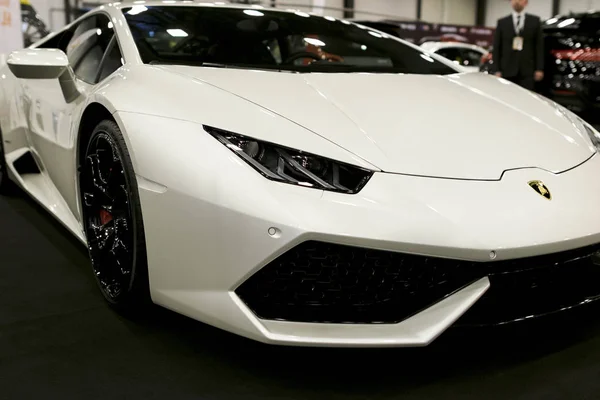 Vista frontal de um carro esportivo de luxo branco Lamborghini Huracan LP 610-4. Detalhes exteriores do carro — Fotografia de Stock