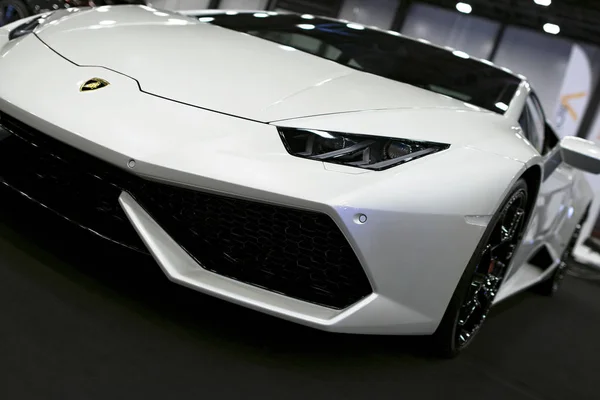 Vista frontal de um carro esportivo de luxo branco Lamborghini Huracan LP 610-4. Detalhes exteriores do carro — Fotografia de Stock