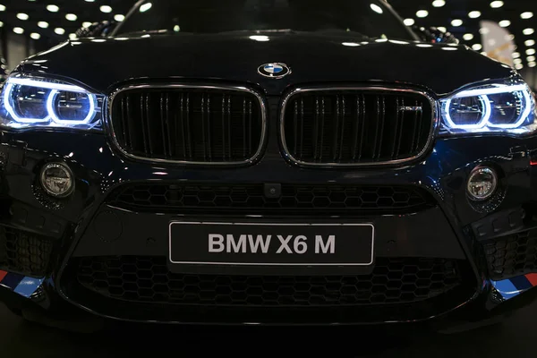 BMW X6M 2017. Farol de um carro esporte moderno. Vista frontal do carro esporte de luxo. Detalhes exteriores do carro . — Fotografia de Stock