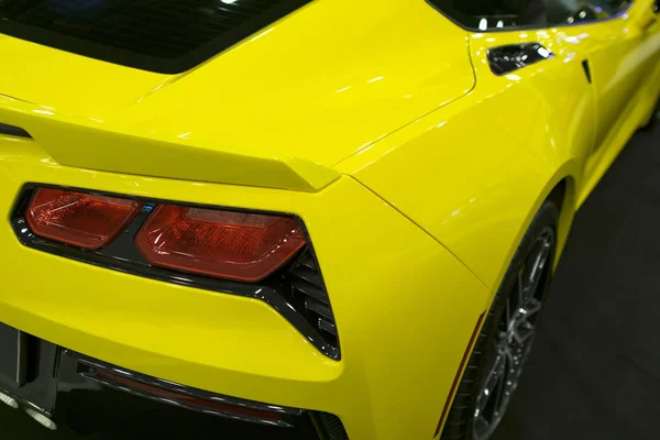 Перегляд жовтий спортивний автомобіль назад. Зовнішні деталі автомобіля. — стокове фото