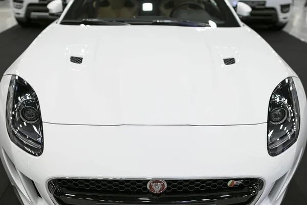 Фронтальний вид купе Jaguar F-типу S. Зовнішні деталі автомобіля. — стокове фото