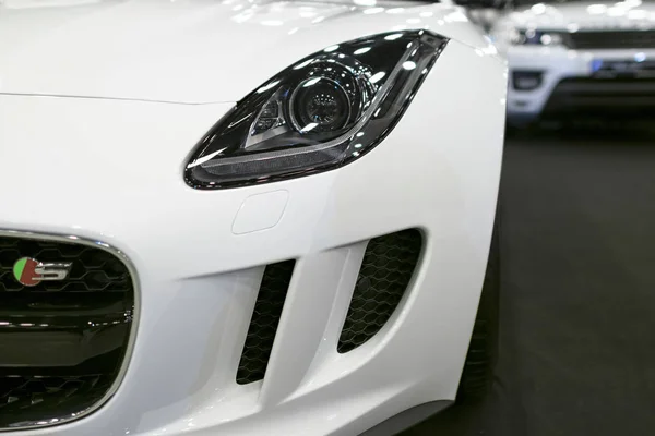 Frontansicht des Jaguar F-Type Coupé s 2017. Auto Exterieur Details. — Stockfoto