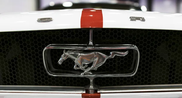 Санкт-Петербург, Російська Федерація, 21 липня 2017: Вид спереду класичний ретро Ford Mustang gt. Ford Mustang логотип з проточною кінь. — стокове фото