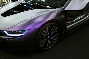 Lüks Bmw i8 hibrid elektrikli coupe. Plug-in Hibrid spor araba. Konsept elektrikli araç. Mat koyu renk. Araba dış detaylar.