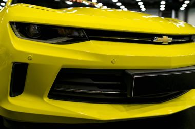  Sarı bir Chevrolet Camaro 2017 önden görünümü. Araba dış detaylar. 