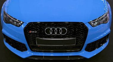 Modern lüks mavi mavi bir spor araba Audi Rs 6 Avant Quattro 2017 önden görünümü. Araba dış detaylar.