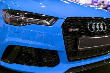 Modern lüks mavi mavi bir spor araba Audi Rs 6 Avant Quattro 2017 önden görünümü. Araba dış detaylar.