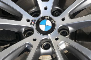 Bmw X 6 M performans tekerlek önden görünümü. 