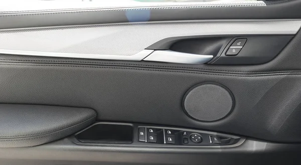 Auto deur hanteren binnen de luxe moderne auto met zwart leder en schakelen knop controle moderne auto interieur details — Stockfoto