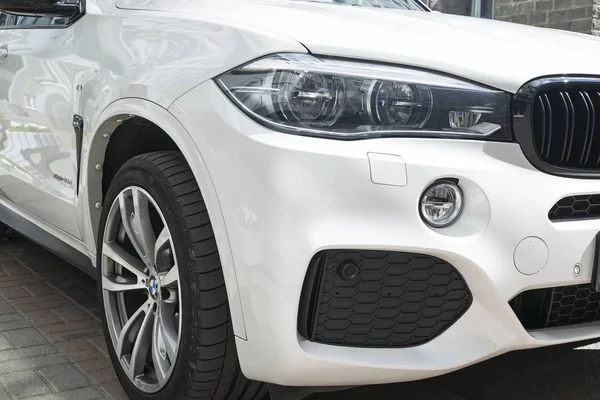 BMW X5 M Perfomance. Neumático y rueda de aleación. Faro. Vista frontal de un coche de lujo moderno y blanco. Detalles exteriores del coche —  Fotos de Stock