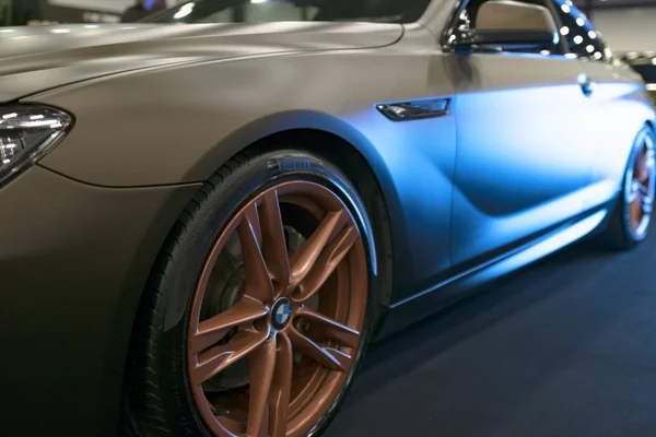 Вид збоку тюнінг Bmw M6 купе 2017 у блакитних тонах. Матовий колір. Зовнішні деталі автомобіля. — стокове фото