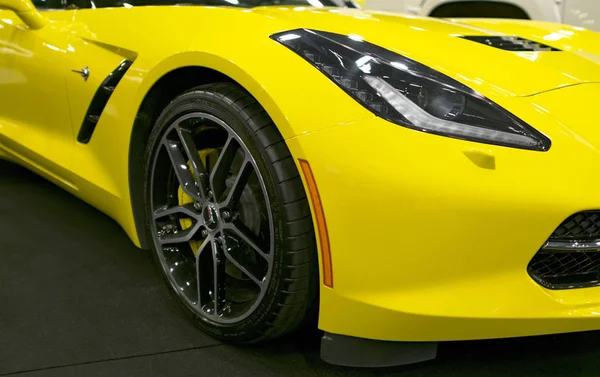 Фронтальний вид жовтий Z06 Corvette Chevrolet. Зовнішні деталі автомобіля. — стокове фото