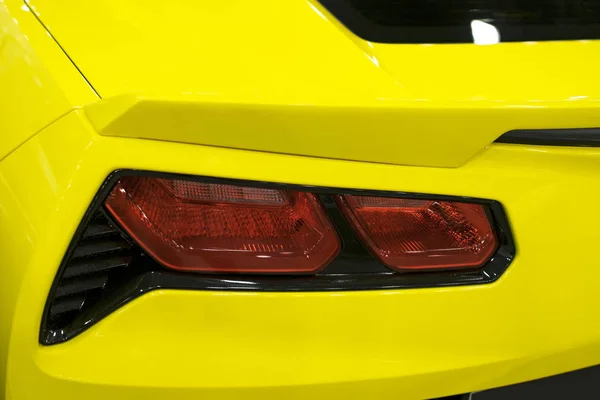 Visão traseira de um carro esporte amarelo Chevrolet Corvette Z06. Detalhes exteriores do carro . — Fotografia de Stock