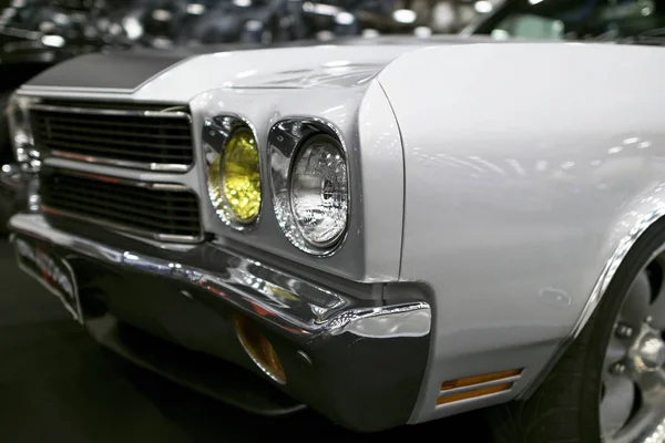 Vue de face d'une grande voiture musculaire américaine rétro Chevrolet Camaro SS. Détails extérieurs de voiture — Photo