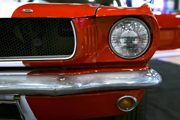 Vue de face de la Ford Mustang GT.Détails extérieurs de la voiture. Phare d'une voiture rétro . — Photo