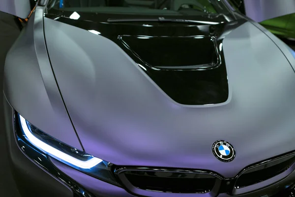 Coupé électrique hybride BMW i8 de luxe. Voiture sport hybride rechargeable. Concept véhicule électrique. Couleur mate foncé. Détails extérieurs de voiture . — Photo