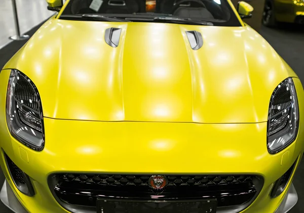 Vista frontal de amarelo fosco Jaguar F-Type coupe S 2017. Detalhes exteriores do carro . — Fotografia de Stock