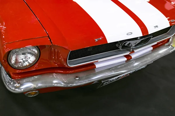 Vista frontale della Classic Ford Mustang GT.Car dettagli esterni. Fari di una macchina retrò . — Foto Stock