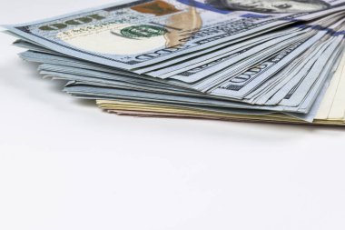 Yüz dolar faturaları yığını. Yüz dolarlık banknotlar nakit para yığını. Beyaz arka plan üzerinde yüz dolar faturaları yığını