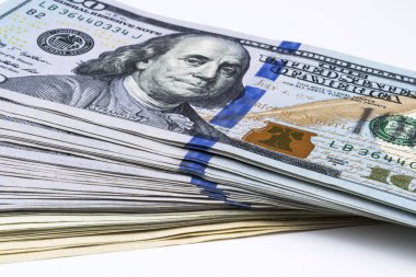 Yüz dolar faturaları yığını. Yüz dolarlık banknotlar nakit para yığını. Beyaz arka plan üzerinde yüz dolar faturaları yığını
