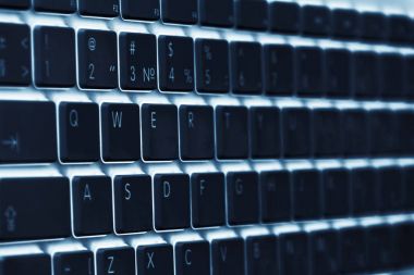 Bilgisayar klavye anahtar taşı içinde mavi tonları görünümünü kapat