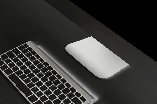 Lavoro d'affari con tastiera senza fili per computer e mouse su sfondo vecchio tavolo nero. Scrivania ufficio con spazio copia — Foto Stock