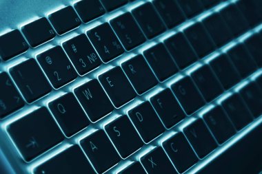 İş çalışma alanı ile bilgisayar kablosuz klavye mavi masa arka plan üzerinde. Ofis Masası mavi tonlarda kopya alanı ile