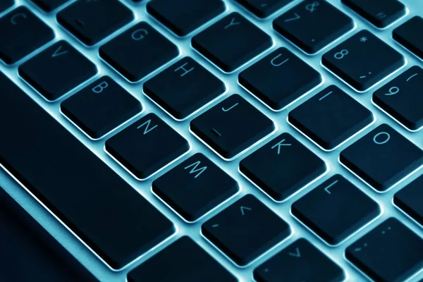 İş çalışma alanı ile bilgisayar kablosuz klavye mavi masa arka plan üzerinde. Ofis Masası mavi tonlarda kopya alanı ile