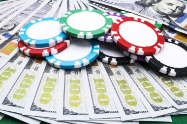 Yığın poker para bir Doları faturalarında fişleri. Casino poker masasında. Poker oyun kavramını. Zar bir oyun oynuyor. Casino kavramı. İş riski için kavram. şans iyi şanslar