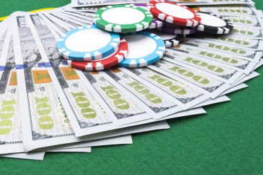 Yığın poker para bir Doları faturalarında fişleri. Casino poker masasında. Poker oyun kavramını. Zar bir oyun oynuyor. Casino kavramı. İş riski için kavram. şans iyi şanslar