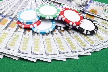 Yığın poker para bir Doları faturalarında fişleri. Casino poker masasında. Poker oyun kavramını. Zar bir oyun oynuyor. Casino kavramı. İş riski için kavram. şans iyi şanslar