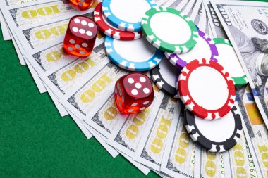 Zar ile Poker fiş yığını bir Doları faturalarında para alır. Casino poker masasında. Poker oyun kavramını. Zar bir oyun oynuyor. Casino zar. İş riski için kavram. şans iyi şanslar